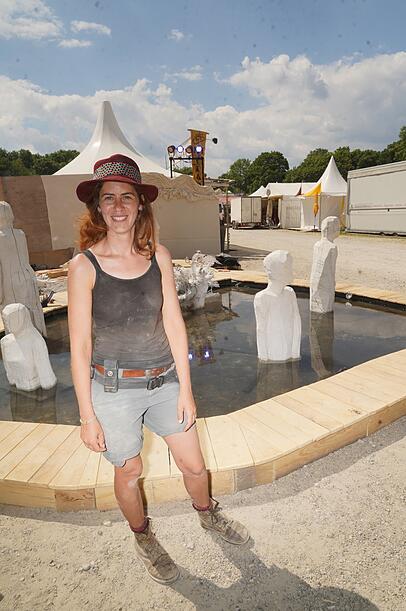 Künstlerin Veronika Angloher vor ihrem Wasser-Kunstwerk. Künstlerin Veronika Angloher vor ihrem Wasser-Kunstwerk.