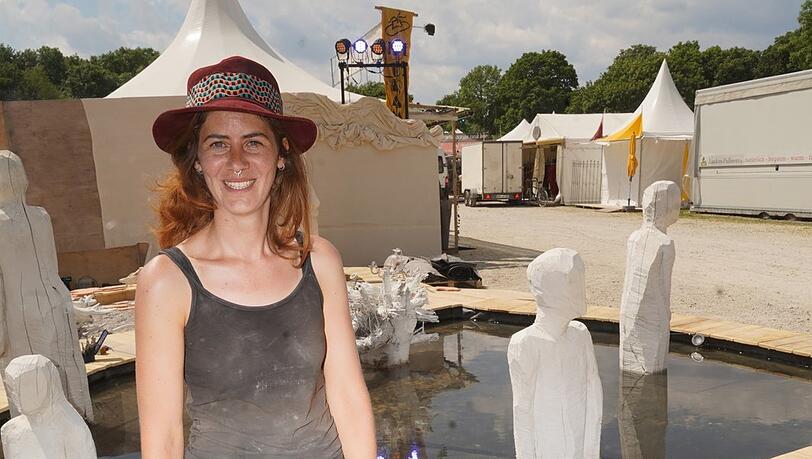 Künstlerin Veronika Angloher vor ihrem Wasser-Kunstwerk. Künstlerin Veronika Angloher vor ihrem Wasser-Kunstwerk.