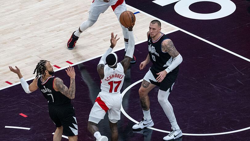 Dennis Schröder (M) kommt zum Wurf, vor ihm Daniel Theis von den Los Angeles Clippers.