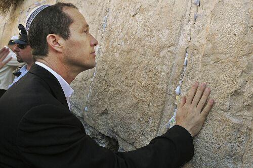 Barkat (hier an der Klagemauer) liegt in Umfragen vorn