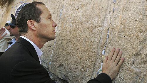 Barkat (hier an der Klagemauer) liegt in Umfragen vorn