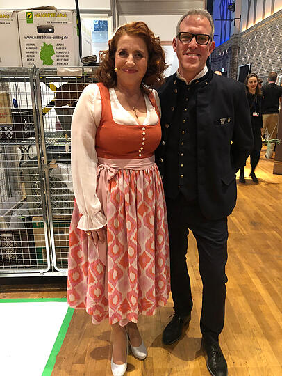 Luise Kinseher kurz vor ihrer Begr&uuml;&szlig;ungsrede mit Paulaner-Braumeister Christian Dahncke.