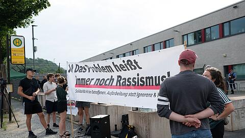 Vor der Urteilsverk&uuml;ndung gegen Susann E. demonstrierten etwa zwei Dutzend Menschen gegen Rechtsextremismus.