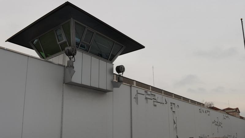 Nicht ganz so undurchlässig wie es scheint: Die Mauern der JVA Stadelheim. Nicht ganz so undurchlässig wie es scheint: Die Mauern der JVA Stadelheim.