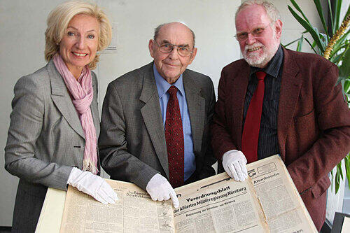 Er prägte Nürnbergs Politik: Ehrenbürger Willy Prölß (Mi.) übergab im Mai sein Archiv an Kulturreferentin Julia Lehner und Archiv-Chef Michael Diefenbacher.