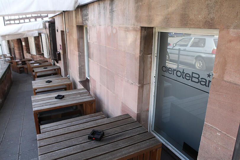 Wer sein Frühstück im &bdquo;Zeit & Raum&ldquo; lange ausdehnt &ndash; kann nebenan in der &bdquo;Roten Bar&ldquo; gleich weiter machen und um 19 Uhr den ersten Cocktail schlürfen: Bar, Lounge und Szenetreff mit legendären &bdquo;Liegewiesen&ldquo; meist mit DJ für &bdquo;treibende Gänsehauttracks durch die Welt der elektronischen Tanzmusik&ldquo;.
