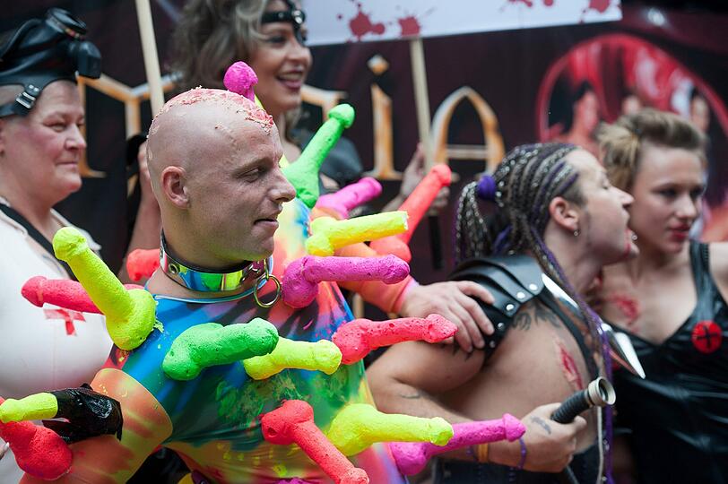 Kunterbunt und gut gelaunt: berlin feiert in schrillen Kostümen den Christopher Street Day! Hier gibts die Bilder von der Parade!