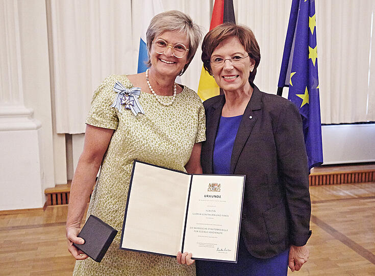 Gloria von Thurn und Taxis mit Sozialministerin Emilia Müller bei der Verleihung der Bayerischen Staatsmedaille für soziale Verdienste unter anderem für ihr Engagement in der Stiftung &bdquo;Ja zum Leben&ldquo;.