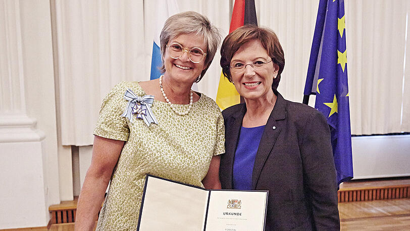 Gloria von Thurn und Taxis mit Sozialministerin Emilia Müller bei der Verleihung der Bayerischen Staatsmedaille für soziale Verdienste unter anderem für ihr Engagement in der Stiftung „Ja zum Leben“. Gloria von Thurn und Taxis mit Sozialministerin Emilia Müller bei der Verleihung der Bayerischen Staatsmedaille für soziale Verdienste unter anderem für ihr Engagement in der Stiftung „Ja zum Leben“.
