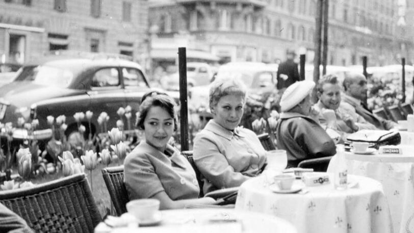 Auf der Via Veneto: Christine mit ihrer Mutter Genevieve.