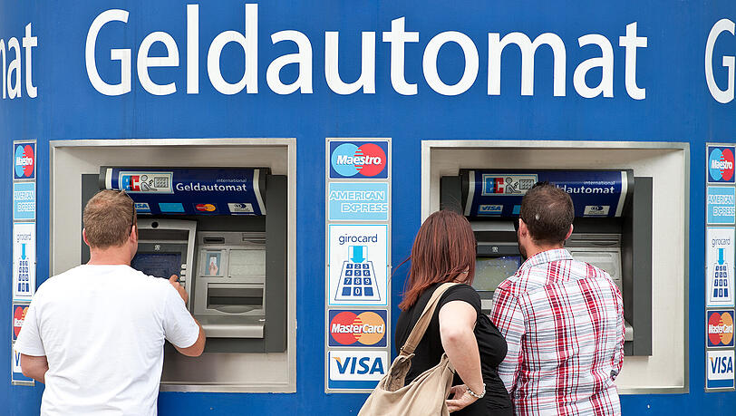 Geldverdienen ist in der Zinsflaute nicht einfach für Banken und Sparkassen. Die Zeche zahlen oft die Kunden &ndash; etwa bei den Kosten fürs Geldabheben.