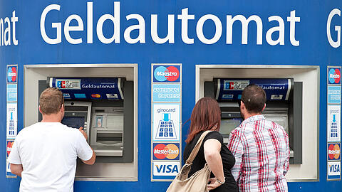 Geldverdienen ist in der Zinsflaute nicht einfach für Banken und Sparkassen. Die Zeche zahlen oft die Kunden &ndash; etwa bei den Kosten fürs Geldabheben.