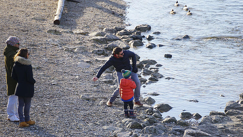 Die Isar an der Reichenbachbrücke am zweiten Weihnachtsfeiertag: Sonne pur.