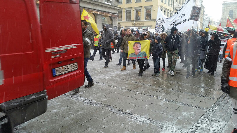 Nach der Auftaktkundgebung auf dem Karlsplatz ging es im Demonstrationszug durch München.