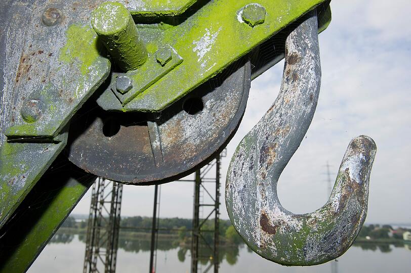 Ein Eisenhaken verletzte einen Lagerarbeiter am linken Auge. (Symbolbild)