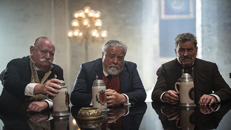 Die Großbrauer des Braukartells tagen in „Oktoberfest 1900“ in den Brauereikatakomben, um darüber zu beraten, wie man mit den neumodischen Bierburgplänen umgeht. Die Großbrauer des Braukartells tagen in „Oktoberfest 1900“ in den Brauereikatakomben, um darüber zu beraten, wie man mit den neumodischen Bierburgplänen umgeht.