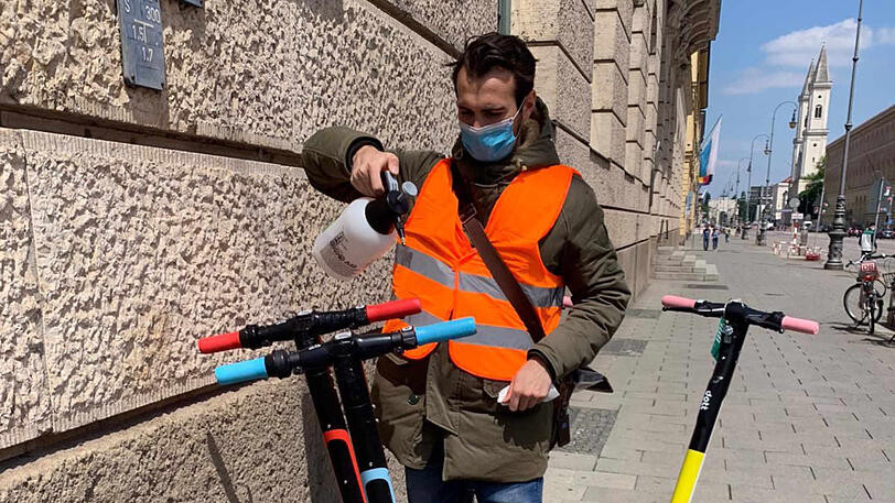 Der E-Scooter-Verleiher dott schickt eigene Teams los, die die Roller desinfizieren.
