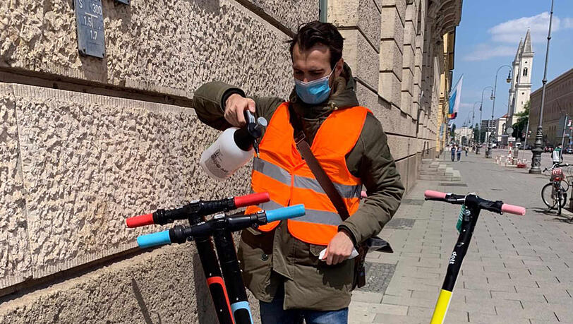 Der E-Scooter-Verleiher dott schickt eigene Teams los, die die Roller desinfizieren. Der E-Scooter-Verleiher dott schickt eigene Teams los, die die Roller desinfizieren.