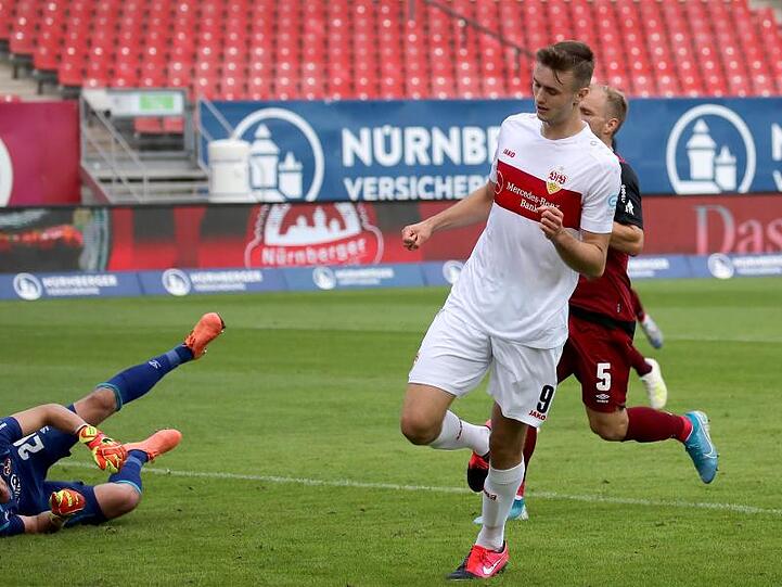 Stuttgarts Sasa Kalajdzic (M) jubelt über das 0:3 gegen Nürnbergs Torwart Christian Mathenia (l). Foto: Daniel Karmann/dpa