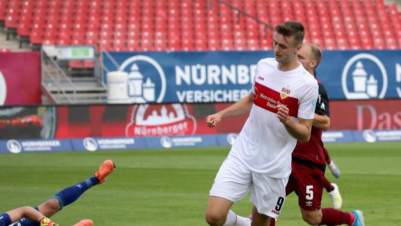 Stuttgarts Sasa Kalajdzic (M) jubelt über das 0:3 gegen Nürnbergs Torwart Christian Mathenia (l). Foto: Daniel Karmann/dpa