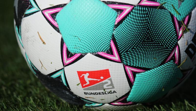 Das Logo der 2. Bundesliga steht auf einem Spielball.