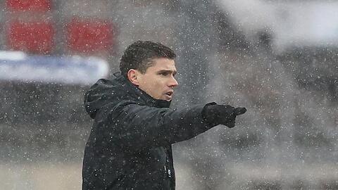 Der Nürnberger Trainer Robert Klauß an der Seitenlinie.