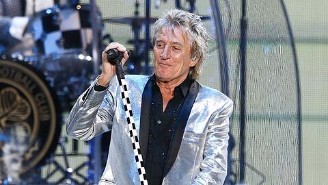 Der britische Sänger Rod Stewart hilft einer ukrainischen Familie.