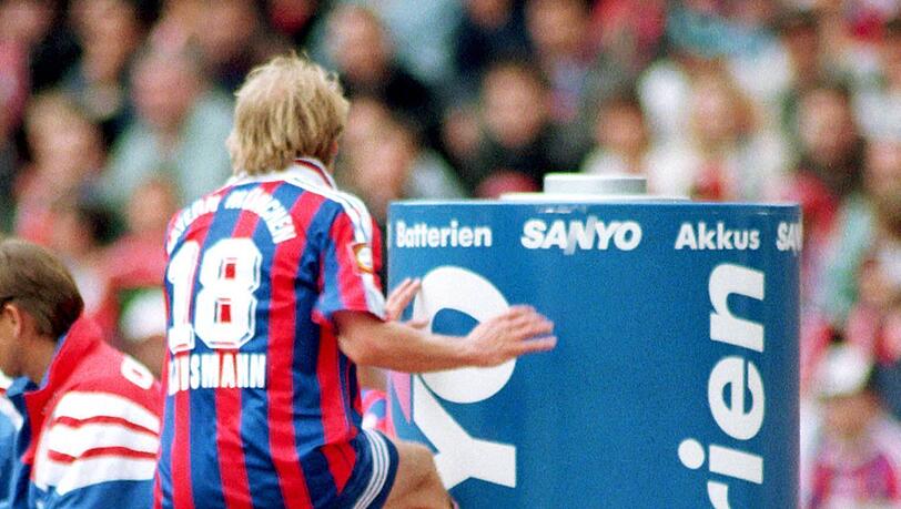 Jürgen Klinsmann Bayern ist nach seiner Auswechslung wütend - die Werbetonne muss es ausbaden...