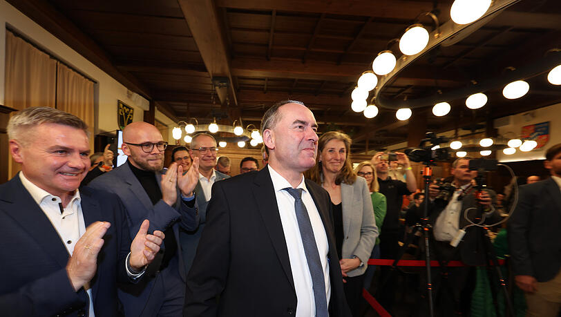 Hubert Aiwanger (Mitte) wird gefeiert, obwohl er kein Direktmandat gewonnen hat.