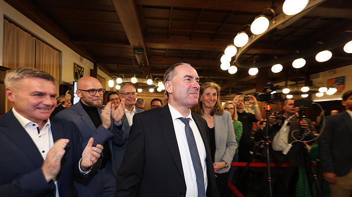 Hubert Aiwanger (Mitte) wird gefeiert, obwohl er kein Direktmandat gewonnen hat.