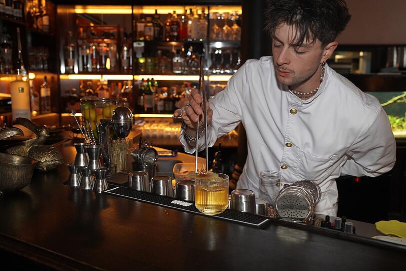 Fabian Wimmer richtet seinen Old Fashioned mit Liebe zum Detail an. Fabian Wimmer richtet seinen Old Fashioned mit Liebe zum Detail an.