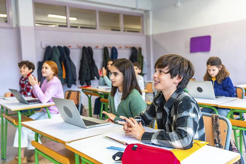 Grundschüler nutzen im Unterricht Laptops – keine gute Idee, findet Felix Neureuther. Grundschüler nutzen im Unterricht Laptops – keine gute Idee, findet Felix Neureuther.