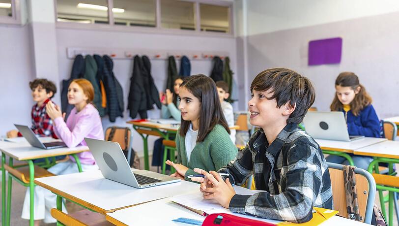 Grundsch&uuml;ler nutzen im Unterricht Laptops &ndash; keine gute Idee, findet Felix Neureuther.