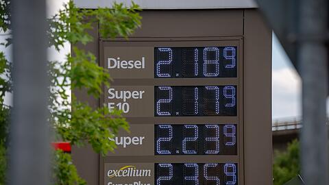 Tanken wird derzeit von Tag zu Tag teurer. (Archivbild)