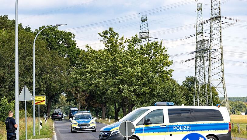 Die Polizei hat den Weg zu den Strommasten weiträumig abgesperrt. Die Polizei hat den Weg zu den Strommasten weiträumig abgesperrt.