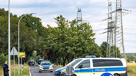 Die Polizei hat den Weg zu den Strommasten weitr&auml;umig abgesperrt.