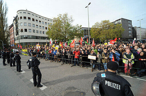 Etwa 20 Kundgebungsteilnehmer, über 1.000 Polizisten und insgesamt etwa 1.500 Gegendemonstranten: Das ist die Bilanz vom Münchner Demo-Samstag.