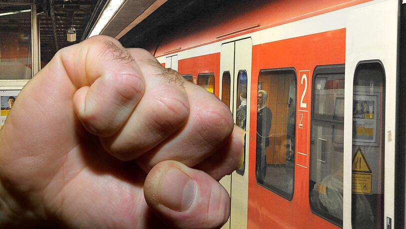 Weil Jugendliche randalierten, zog ein Mann in der S-Bahn die Notbremse. Und wurde verprügelt. Weil Jugendliche randalierten, zog ein Mann in der S-Bahn die Notbremse. Und wurde verprügelt.