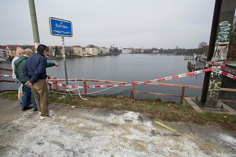Im Foto die Stelle, an der ein Auto mit vier Insassen in den Fluss Dahme stürzte und unterging. Nach einer 20-Jährigen ist jetzt auch der 18-jährige Fahrer verstorben.