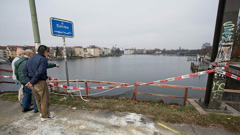 Im Foto die Stelle, an der ein Auto mit vier Insassen in den Fluss Dahme stürzte und unterging. Nach einer 20-Jährigen ist jetzt auch der 18-jährige Fahrer verstorben. Im Foto die Stelle, an der ein Auto mit vier Insassen in den Fluss Dahme stürzte und unterging. Nach einer 20-Jährigen ist jetzt auch der 18-jährige Fahrer verstorben.