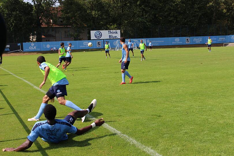 Schrecksekunde für Degenek beim Training am Freitag. Hier die Bilder vom Vormittagstraining.