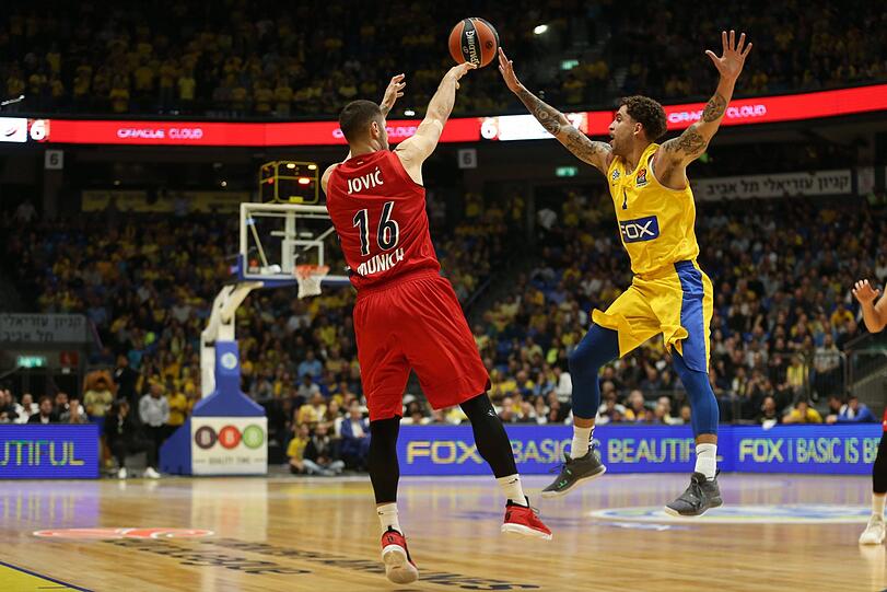 Im Zweikampf: Bayerns Stefan Jovic gegen Scottie Wilbekin
