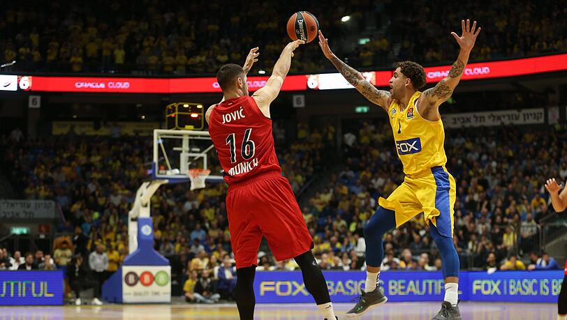 Im Zweikampf: Bayerns Stefan Jovic gegen Scottie Wilbekin Im Zweikampf: Bayerns Stefan Jovic gegen Scottie Wilbekin