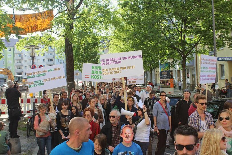 Bei dem Protestmarsch am Josephsplatz trugen einige Demonstranten Ude-Masken: Sie sehen den Münchner OB als treibende Kraft hinter der Tiefgarage.