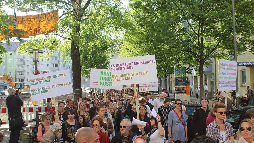 Bei dem Protestmarsch am Josephsplatz trugen einige Demonstranten Ude-Masken: Sie sehen den Münchner OB als treibende Kraft hinter der Tiefgarage. Bei dem Protestmarsch am Josephsplatz trugen einige Demonstranten Ude-Masken: Sie sehen den Münchner OB als treibende Kraft hinter der Tiefgarage.