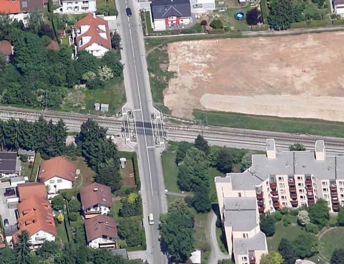Schilder mit der Aufschrift &bdquo;Motor aus&ldquo; sollen am Bahnübergang Hellensteinstraße verhindern, dass die Wartenden unnötig die Luft verpesten.