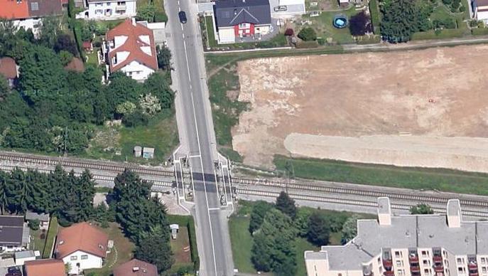 Schilder mit der Aufschrift „Motor aus“ sollen am Bahnübergang Hellensteinstraße verhindern, dass die Wartenden unnötig die Luft verpesten. Schilder mit der Aufschrift „Motor aus“ sollen am Bahnübergang Hellensteinstraße verhindern, dass die Wartenden unnötig die Luft verpesten.