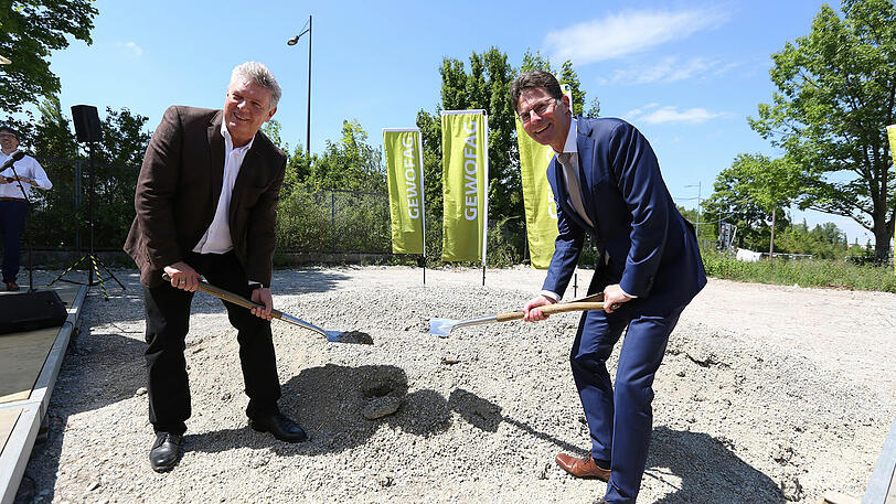 OB Dieter Reiter (links) und Gewofag-Chef Klaus-Michael Dengler beim Spatenstich für die neuen Wohnhäuser.