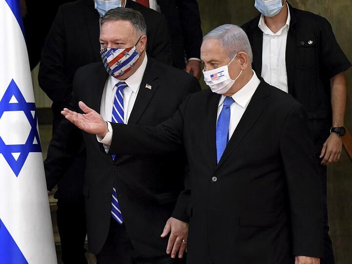 Mike Pompeo (l-r, vorne), Außenminister der USA, und Benjamin Netanjahu, Ministerpräsident von Israel, vor ihrer gemeinsamen Pressekonferenz.