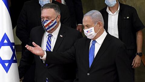 Mike Pompeo (l-r, vorne), Außenminister der USA, und Benjamin Netanjahu, Ministerpräsident von Israel, vor ihrer gemeinsamen Pressekonferenz.